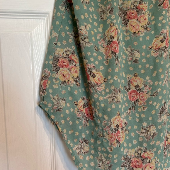 Papaya Blouse Medium Teal Mint Green with Florals Sleeveless - Picture 7 of 8